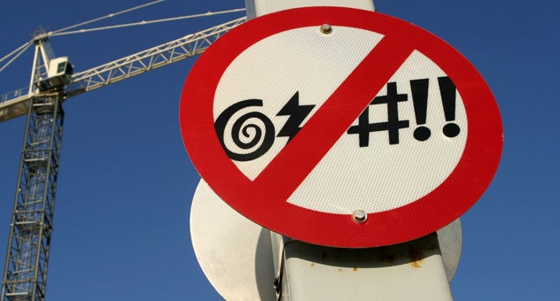 PXL_20230507_142535864 No swearing sign on lamp post
