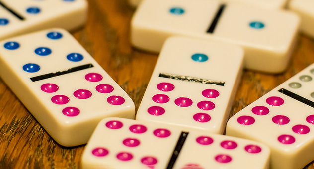 dominoes-blue-pink