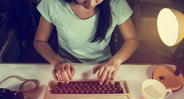 woman-journalist-at-typewriter