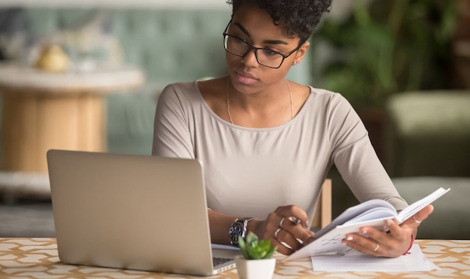 woman_on_laptop_checks_style_opt