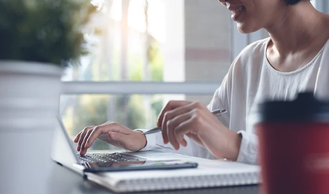 woman_writing_laptop_opt